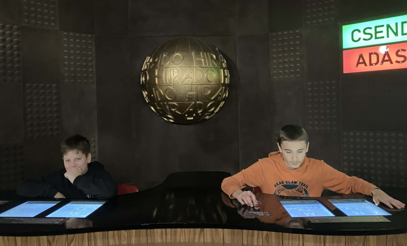 IDŐUTAZÁS AZ ISKOLA FALAI KÖZÖTT